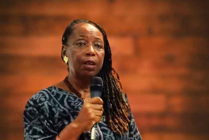 Explorez le Parcours Linguistique et Culturel de Juliette Facthum-Sainton, la Linguiste Guadeloupéenne Pionnière